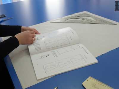 �Si costruisce tutto il modello su una scala pari ad 1/12 del reale - ci illustra la donna mostrandoci il bozzetto-. Partendo da una stessa base si procede poi con la realizzazione di diverse riprese, quali quella a redingotte e a bretella�